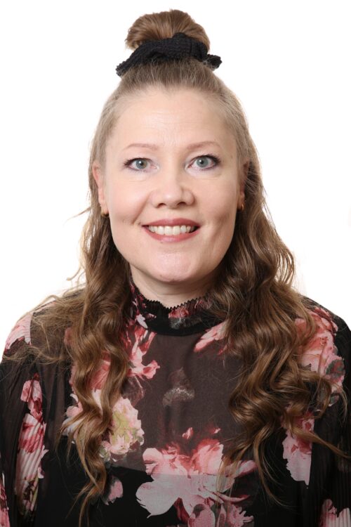 Petra Sahari, Pyhtää